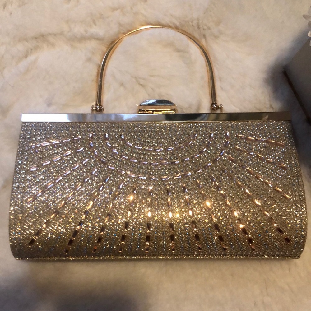 It’s a beautiful bag, and bring new. Never used it before.